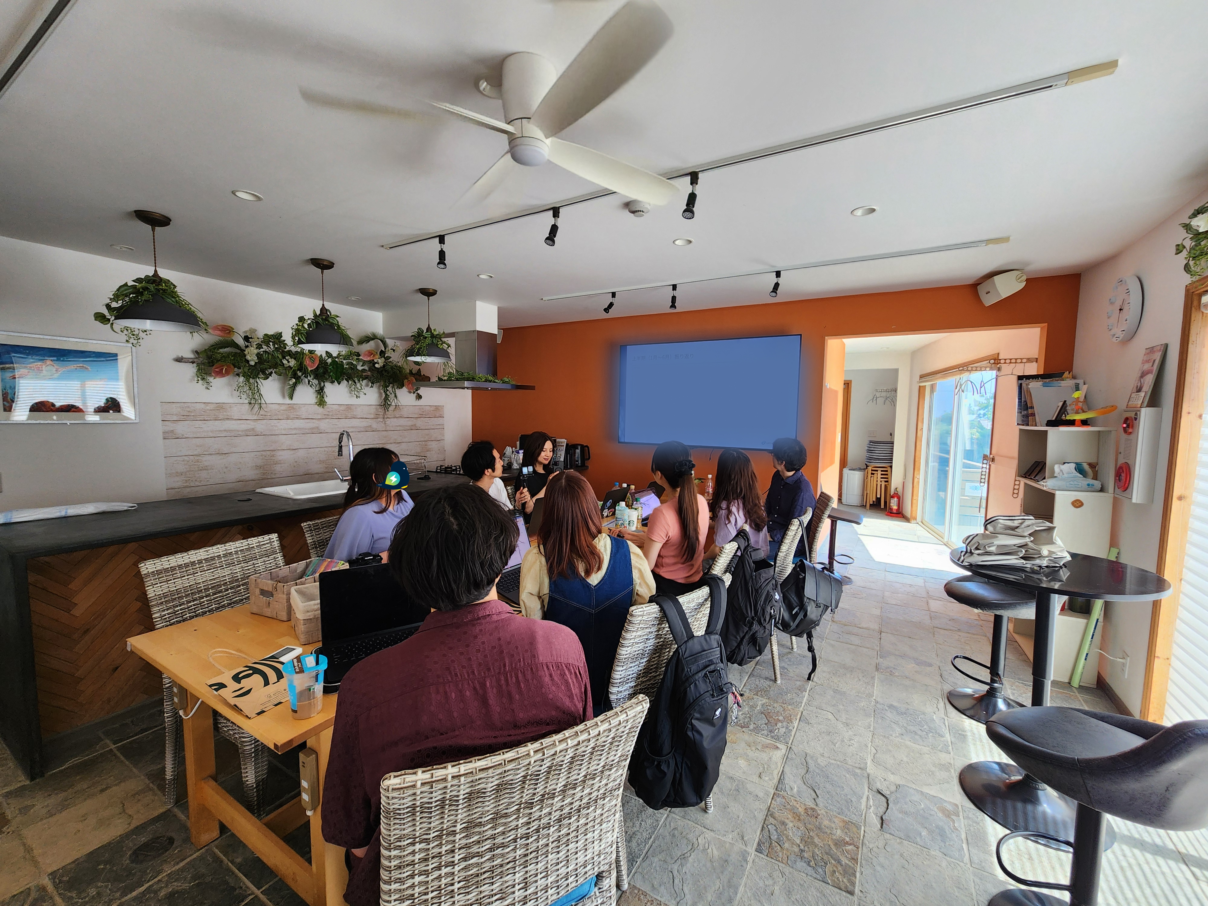 会議している風景(ぼかし済み)